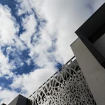 Façade moderne avec ciel nuageux