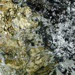 Ruisseau en mouvement avec des bulles