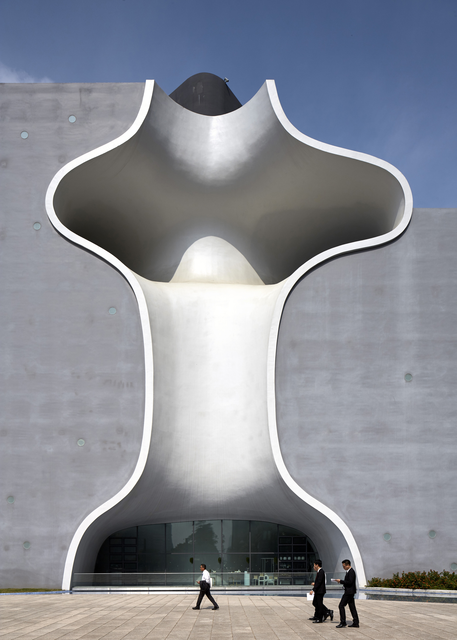 AKG5232975.webp Façade architecturale moderne avec piétons – Image 1