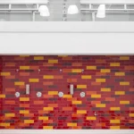 Douches de piscine multicolores avec gradins