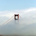 Pont en suspension dans la brume côtière
