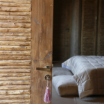 Porte en bois ouverte sur une chambre douillette