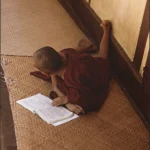 Moine Bouddhiste Lisant à l'Intérieur