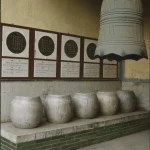 Cloches anciennes et pots en pierre dans un temple asiatique