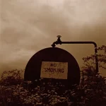 Ancienne citerne avec panneau "No Smoking"