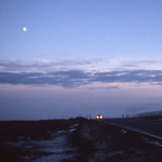 Route de campagne au crépuscule avec pleine lune
