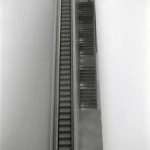 Personne âgée montant un escalier à côté d'un escalator