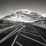 Route menant à une montagne enneigée