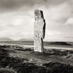 Monolithe Ancien en Paysage Écossais
