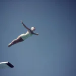 Plongeon d'une femme du tremplin
