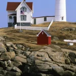 Phare et Maison de Gardien sur une Colline Rocheuse