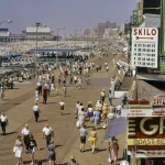 Promenade animée le long de la plage