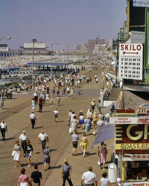 AKG5321842.webp Promenade animée le long de la plage – Image 1