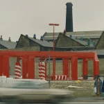 Station de lavage de voitures près des bâtiments industriels