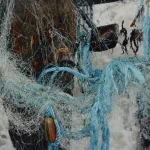 Filets de pêche enchevêtrés sur un bateau en bois