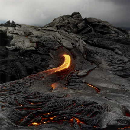 Coulée de lave en fusion sur terrain rocheux