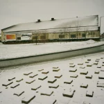 Bâtiment industriel en hiver avec panneaux publicitaires