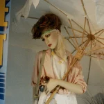 Mannequin Femme avec Parasol et Lunettes de Soleil