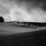 Paysage de campagne avec ciel nuageux en noir et blanc