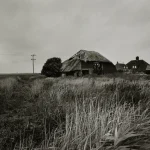 Maison et grange abandonnées dans la campagne