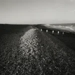 Plage de galets en noir et blanc