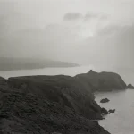 Vue d'une falaise côtière sous un ciel nuageux