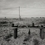 Table en bois avec objets divers dans un paysage rural