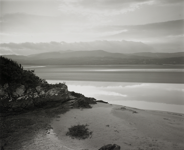 AKG5333868.webp Paysage côtier noir et blanc avec montagnes et plage – Image 1
