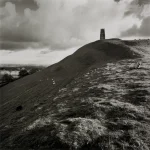 Paysage avec colline et tour en ruines