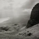 Paysage de montagne avec falaise et lac