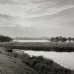 Paysage Lacustre par Temps Nuageux en Noir et Blanc