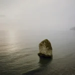 Rocher solitaire dans une mer calme