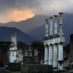 Ruines de colonnes romaines au crépuscule avec montagnes en arrière-plan
