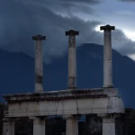 Ruines de colonnes antiques avec montagnes en arrière-plan