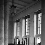 Hall d'entrée de bâtiment en marbre avec personnes, années 1930