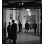 Hall d'entrée d'un immeuble vintage avec des ascenseurs