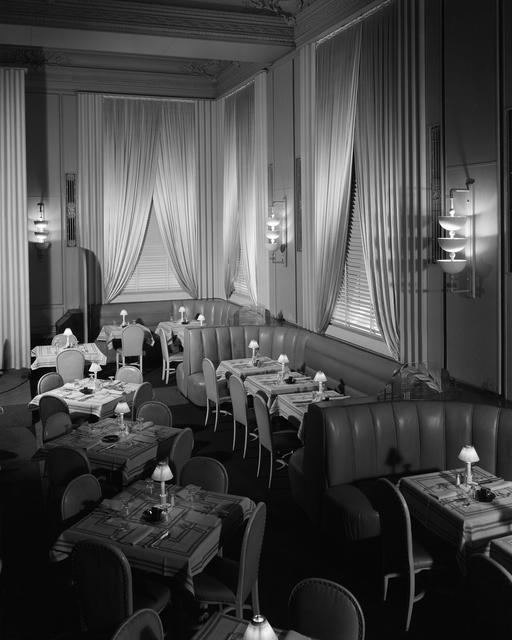 AKG5367110.webp Salle à manger élégante avec tables dressées dans un restaurant – Image 1