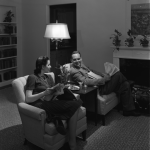 Scène rétro dans un salon avec un couple lisant des journaux