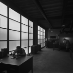 Laboratoire de recherche scientifique avec trois hommes travaillant