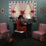 Femme assise à un bureau dans une pièce décorée