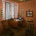 Petite fille prenant le thé dans une cuisine vintage