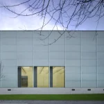 Façade d'un bâtiment moderne avec arbres en hiver