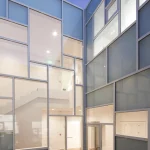 Façade moderne en verre d'un bâtiment