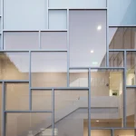 Façade moderne vitrée avec reflets