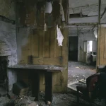 Intérieur d'un bâtiment abandonné avec murs délabrés