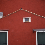 Maison Rouge avec Volets Verts