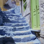 Escalier Extérieur Peint en Bleu Avec Porte Verte