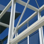 Structure Métallique Moderne Sous un Ciel Bleu