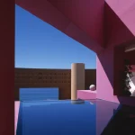 Vue sur la mer depuis une piscine moderne