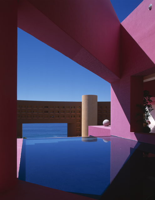 AKG5370025.webp Vue sur la mer depuis une piscine moderne – Image 1
